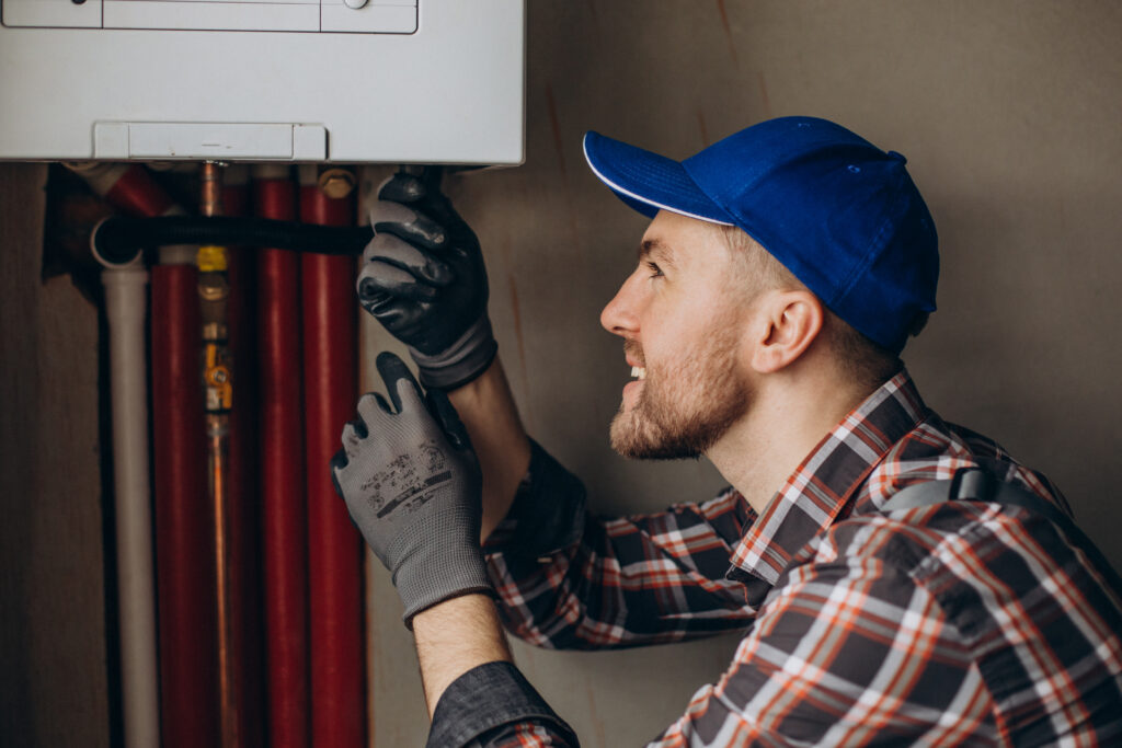 Chauffagiste réglant une chaudière gaz lors d'une installation
